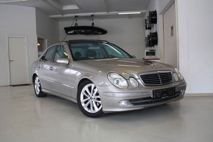 Orange Mercedes E240 fra 2003 set udefra