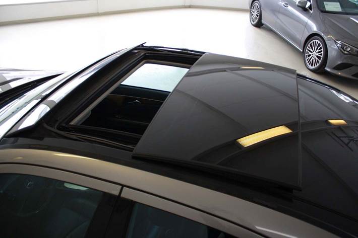 Orange Mercedes E240 fra 2003 set udefra