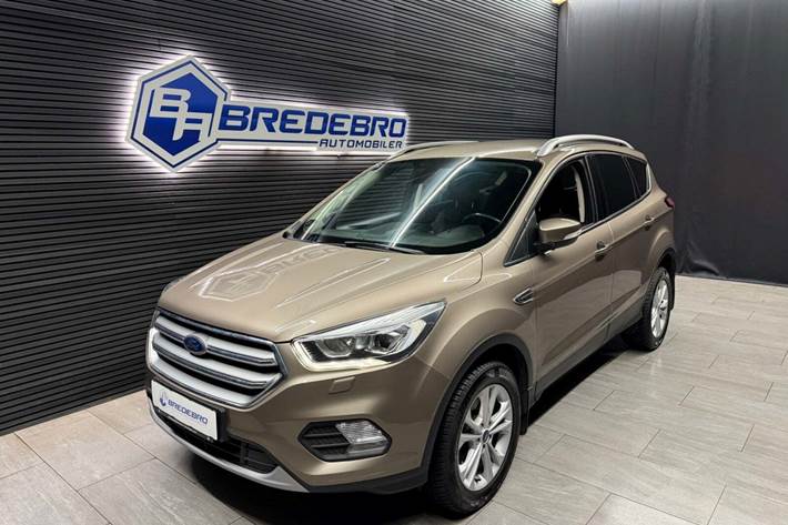 Beige Ford Kuga fra 2018 set udefra