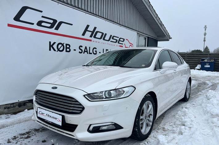 Hvid Ford Mondeo fra 2018 set udefra