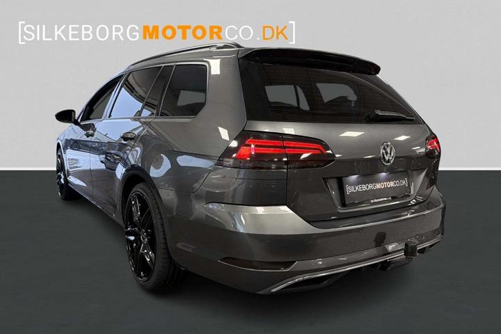 Grå VW Golf VII fra 2020