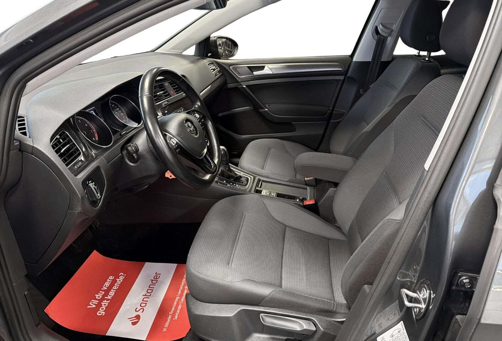 Grå VW Golf VII fra 2020 set indefra