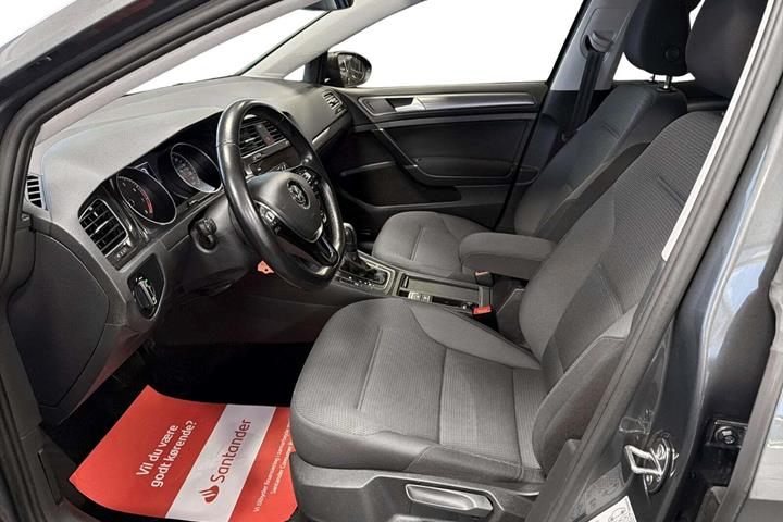 Grå VW Golf VII fra 2020 set indefra