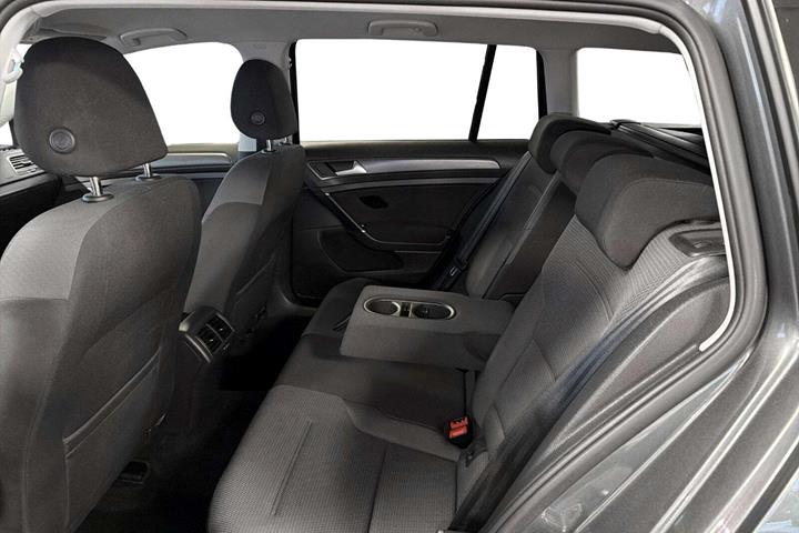 Grå VW Golf VII fra 2020 set indefra