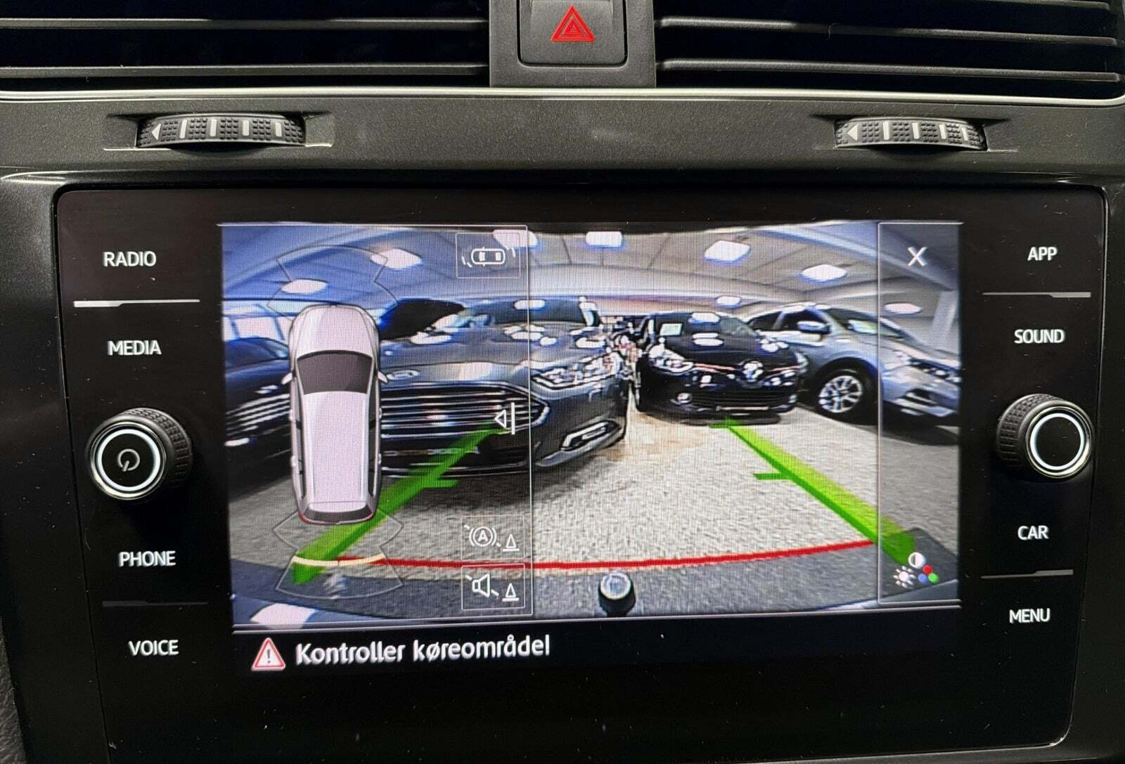 Grå VW Golf VII fra 2020