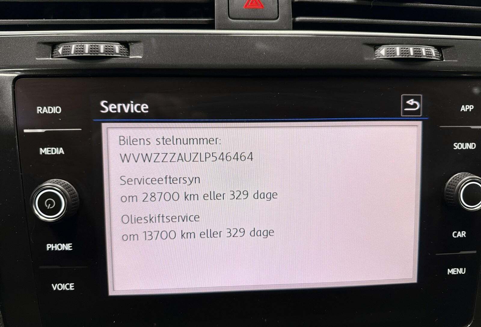 Grå VW Golf VII fra 2020