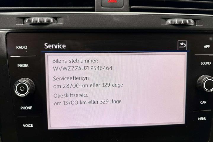 Grå VW Golf VII fra 2020