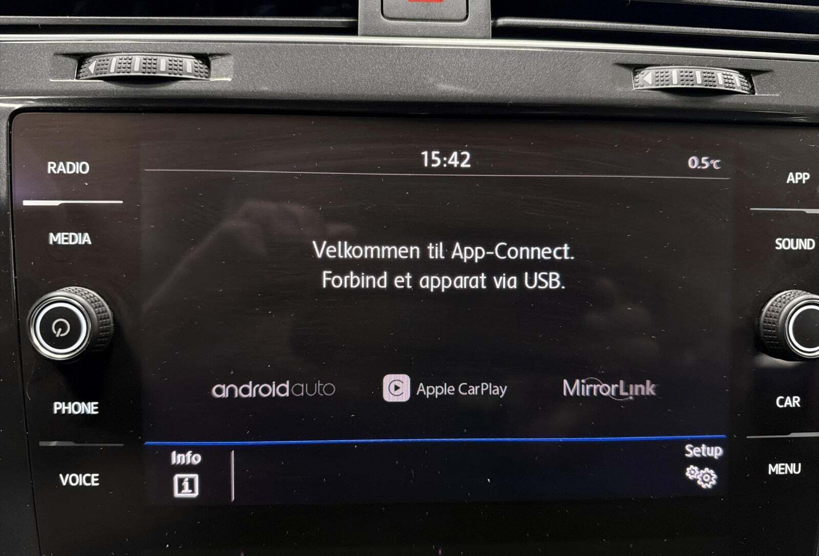 Grå VW Golf VII fra 2020