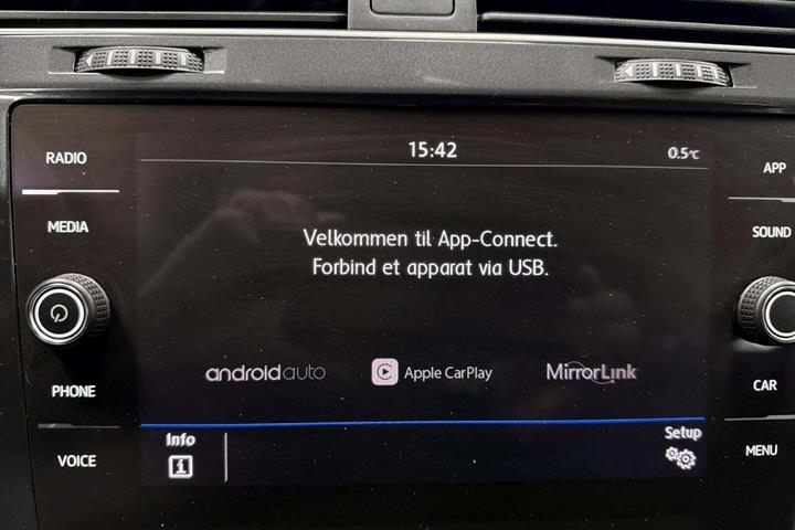 Grå VW Golf VII fra 2020