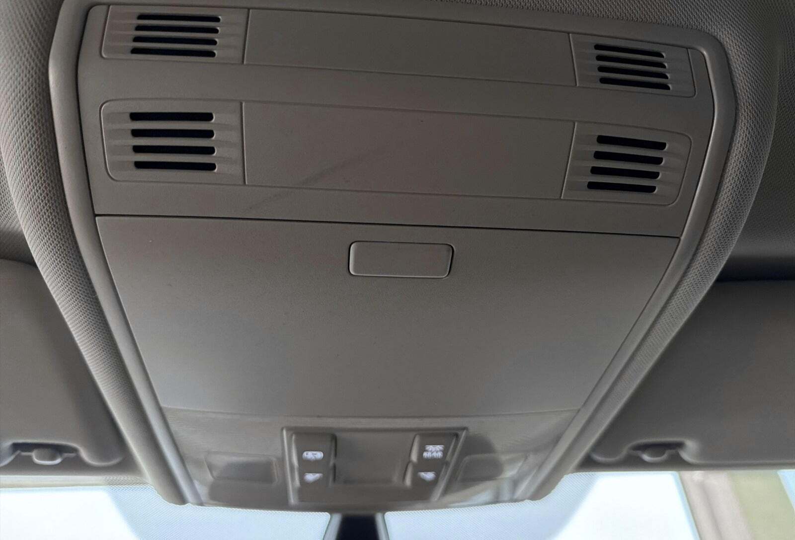 Grå VW Golf VII fra 2020