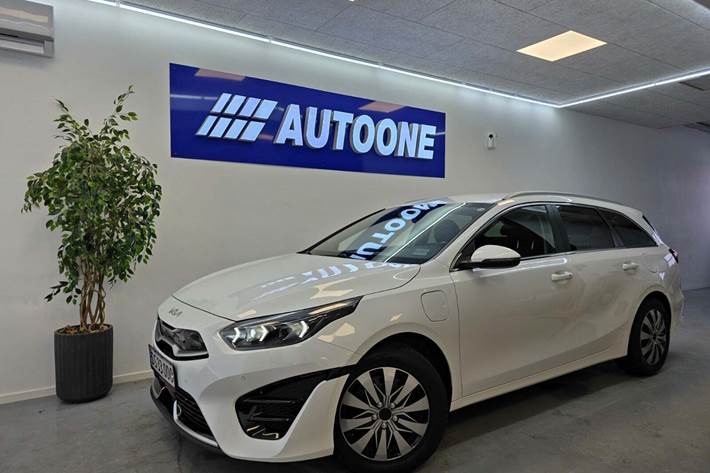 Hvid Kia Ceed fra 2022 set udefra