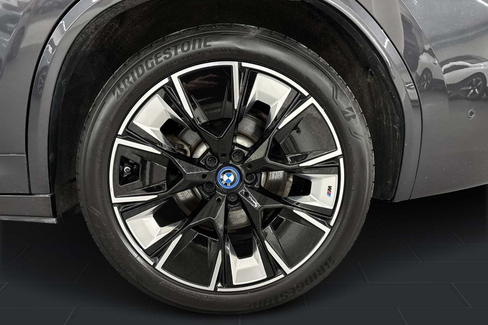 Grå BMW iX3 fra 2023