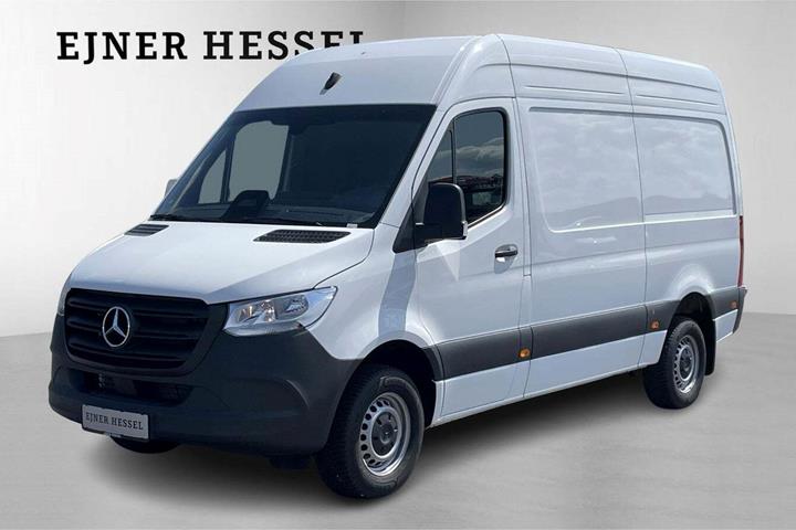 Hvid Mercedes Sprinter 317 fra 2024 set udefra