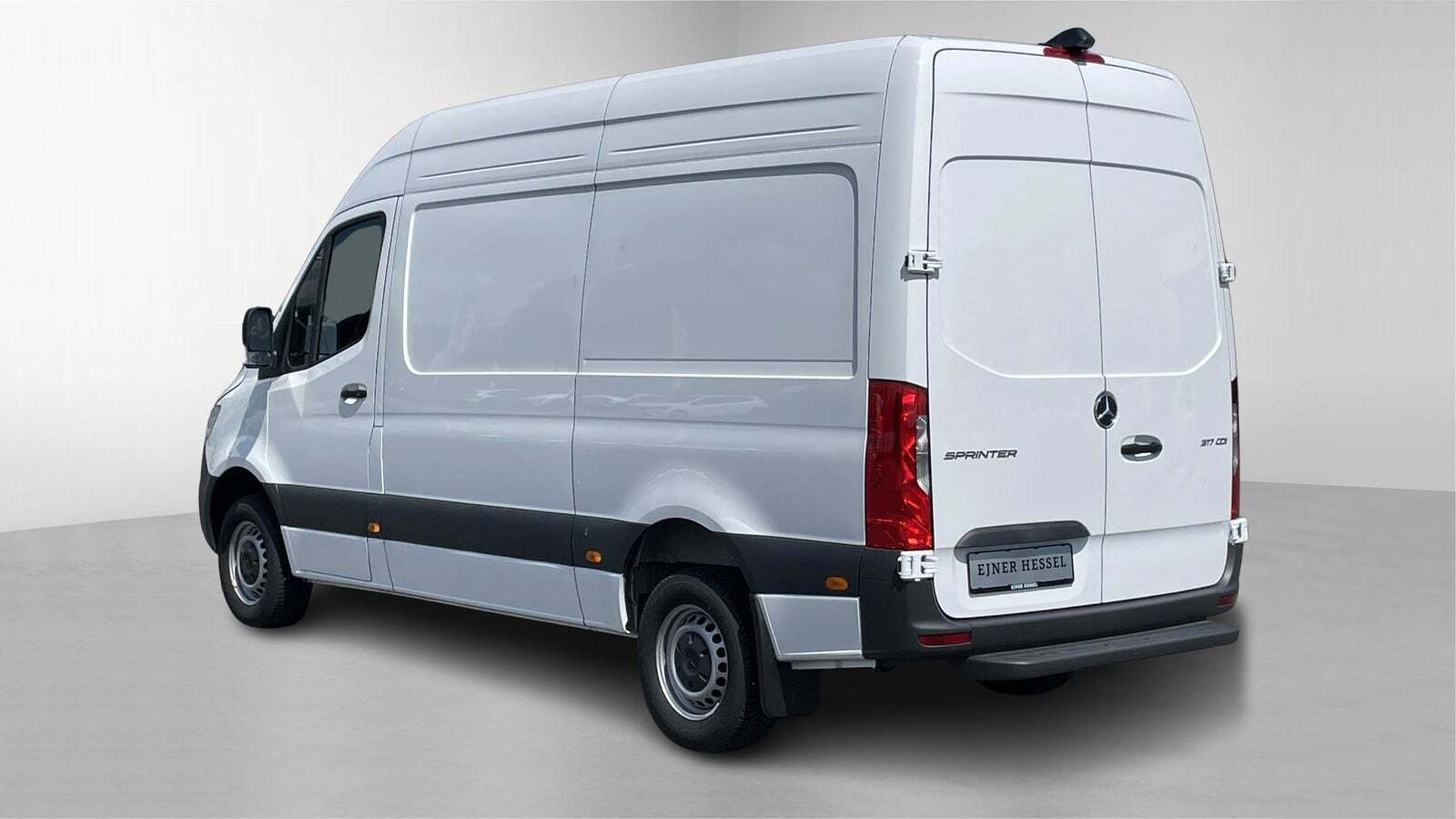 Hvid Mercedes Sprinter 317 fra 2024