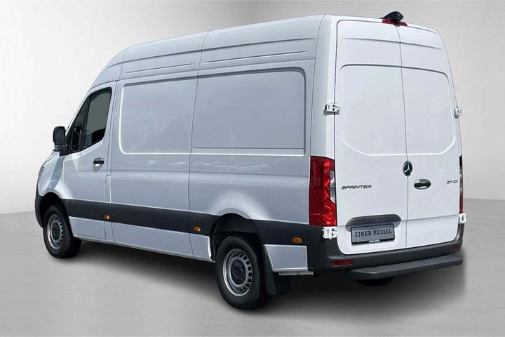Hvid Mercedes Sprinter 317 fra 2024