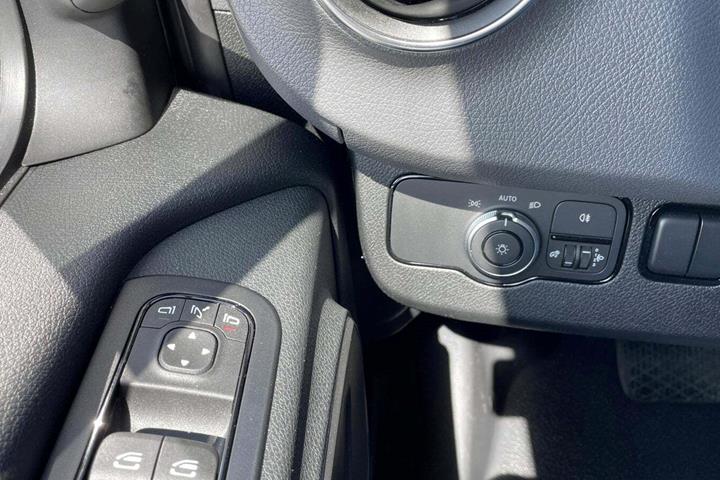 Hvid Mercedes Sprinter 317 fra 2024
