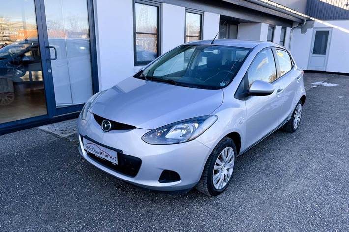 Sølv Mazda 2 fra 2008 set udefra