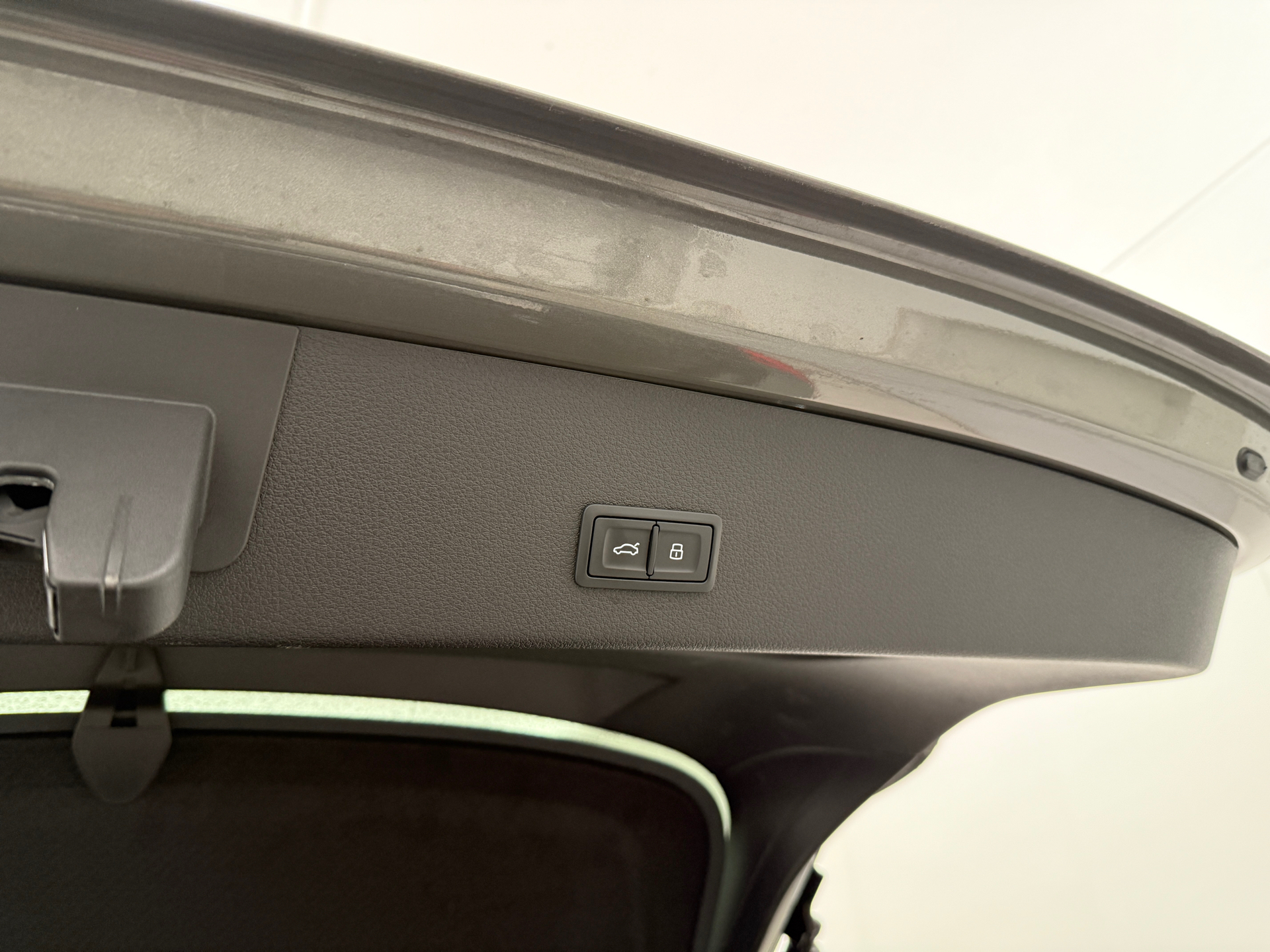 Grå Audi e-tron fra 2022