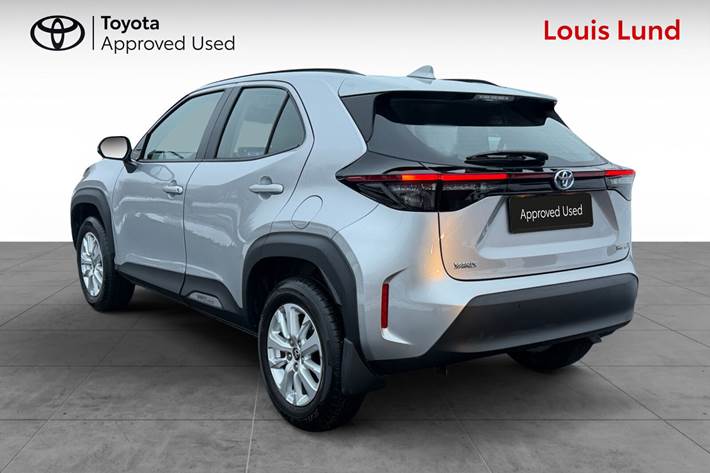 Sølv Toyota Yaris Cross fra 2023