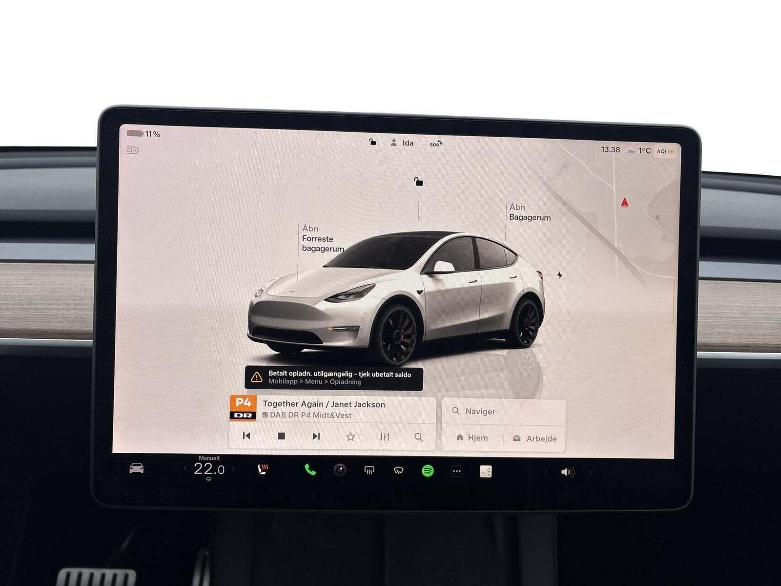 Hvid Tesla Model Y fra 2023