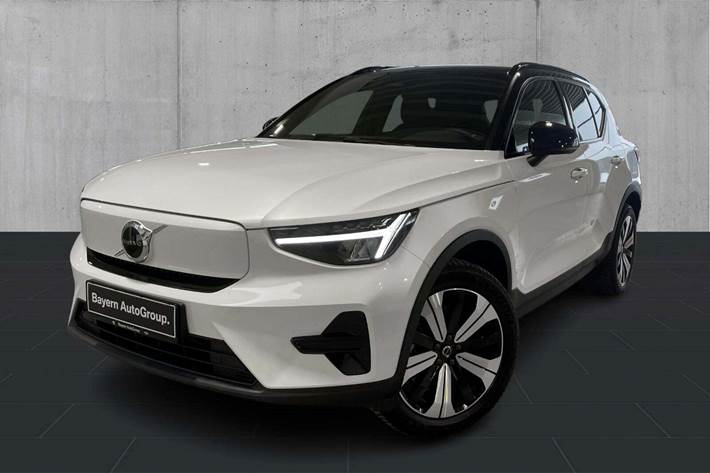 Hvid Volvo XC40 fra 2023 set udefra