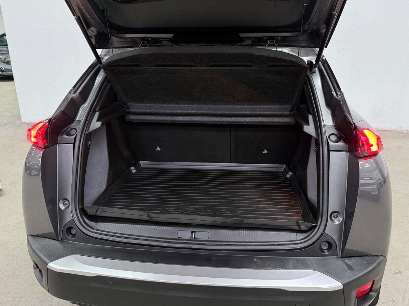 Grå Peugeot 2008 fra 2020