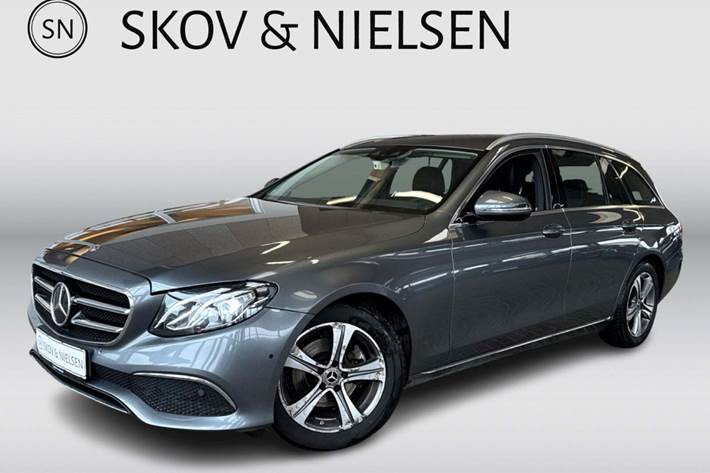 Grå Mercedes E220 d fra 2018 set udefra