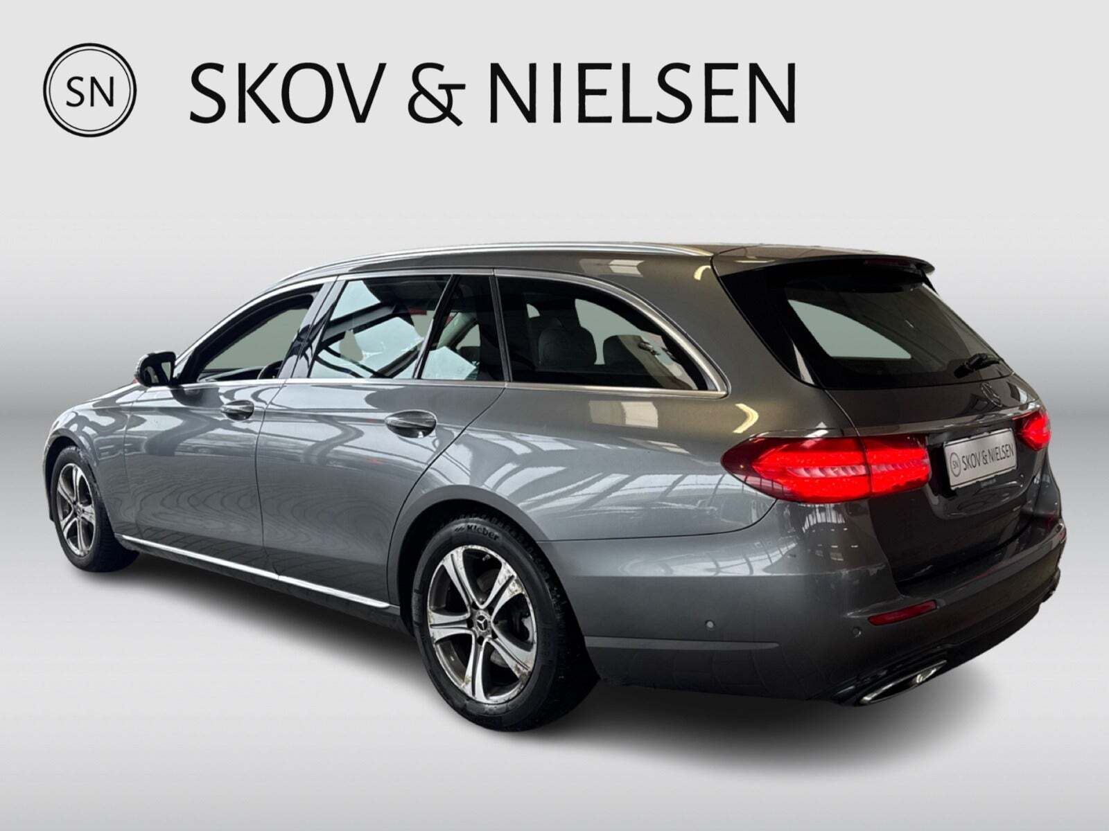 Grå Mercedes E220 d fra 2018