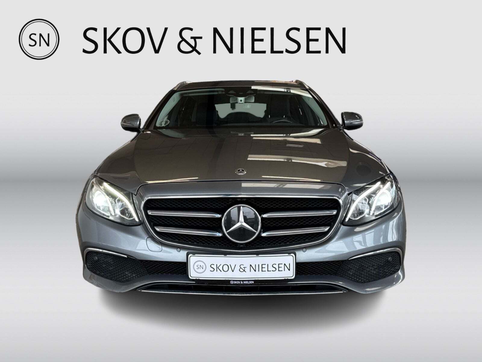 Grå Mercedes E220 d fra 2018