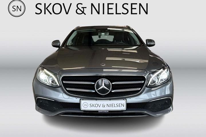 Grå Mercedes E220 d fra 2018