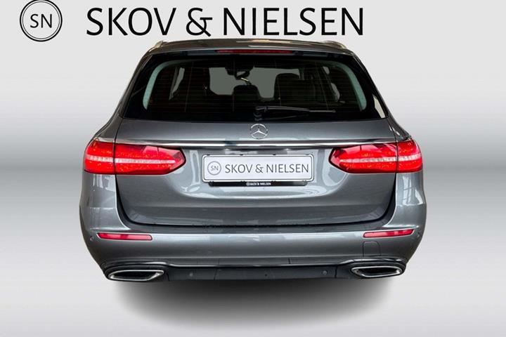 Grå Mercedes E220 d fra 2018