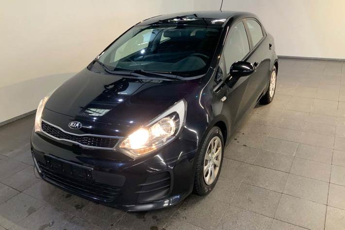 Sort Kia Rio fra 2015 set udefra