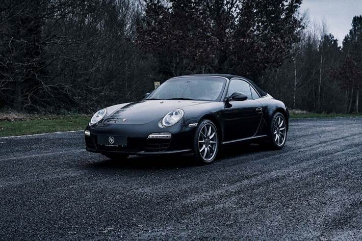 Sort Porsche 911 Carrera fra 2009 set udefra