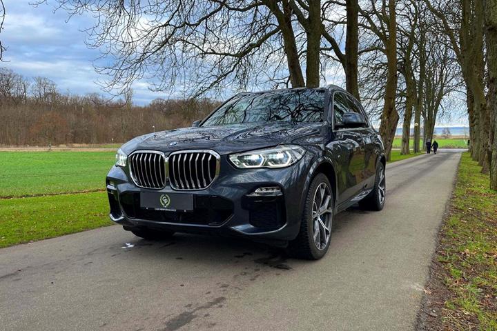 Grå BMW X5 fra 2020