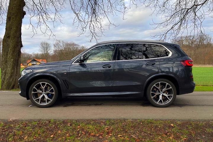 Grå BMW X5 fra 2020