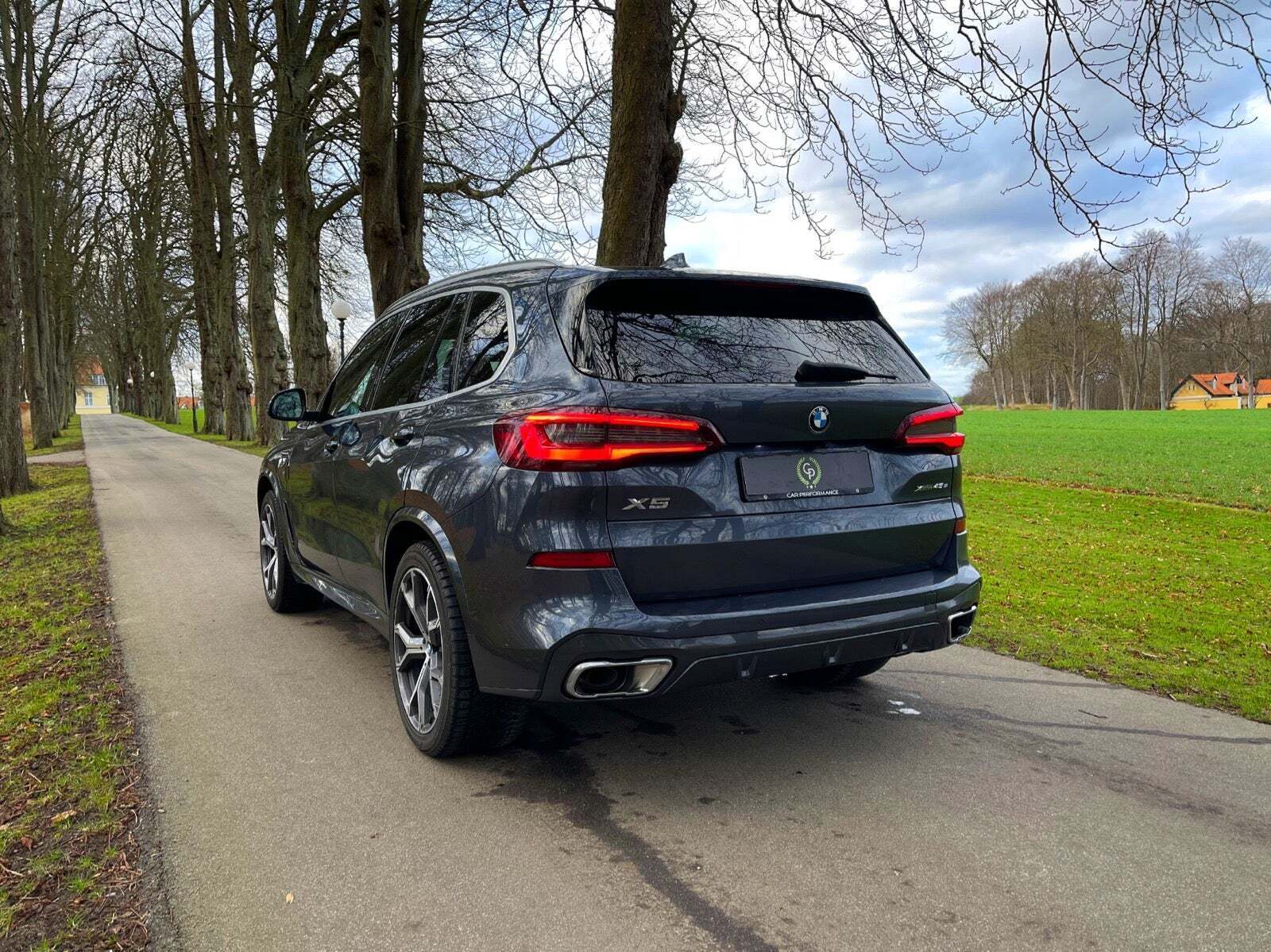 Grå BMW X5 fra 2020