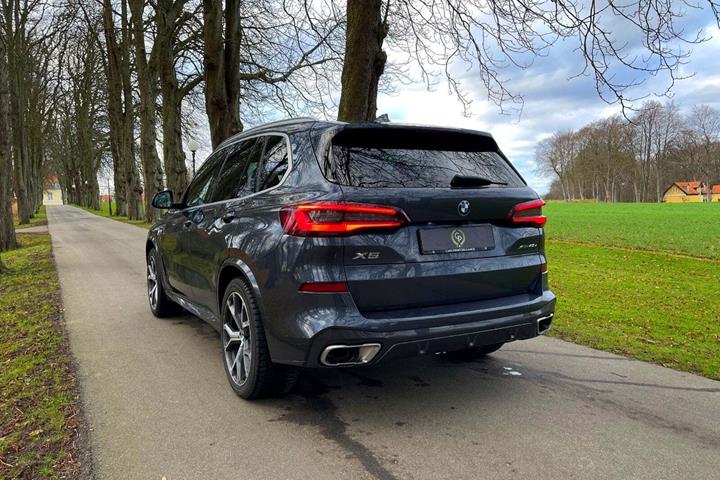 Grå BMW X5 fra 2020