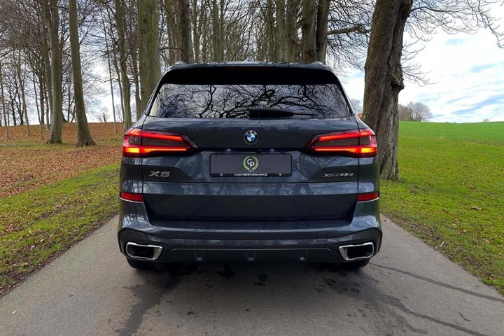 Grå BMW X5 fra 2020