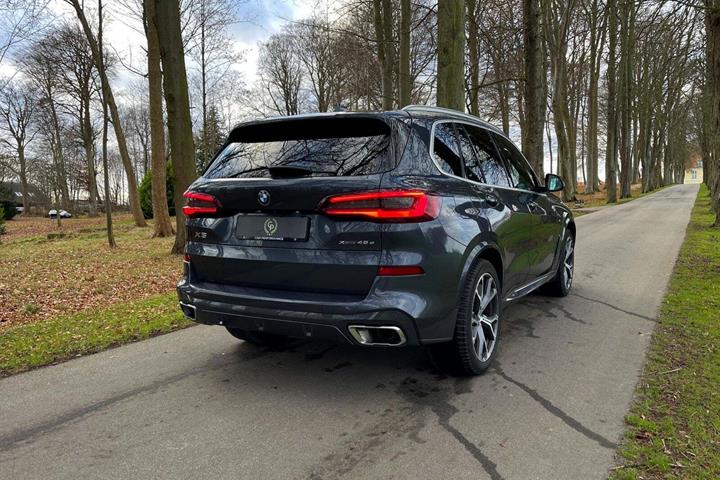 Grå BMW X5 fra 2020