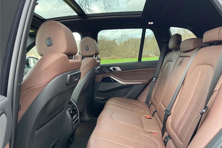 Grå BMW X5 fra 2020