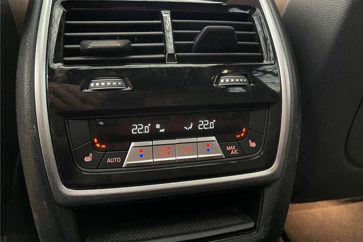 Grå BMW X5 fra 2020