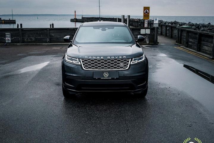 Grå Land Rover Range Rover Velar fra 2022