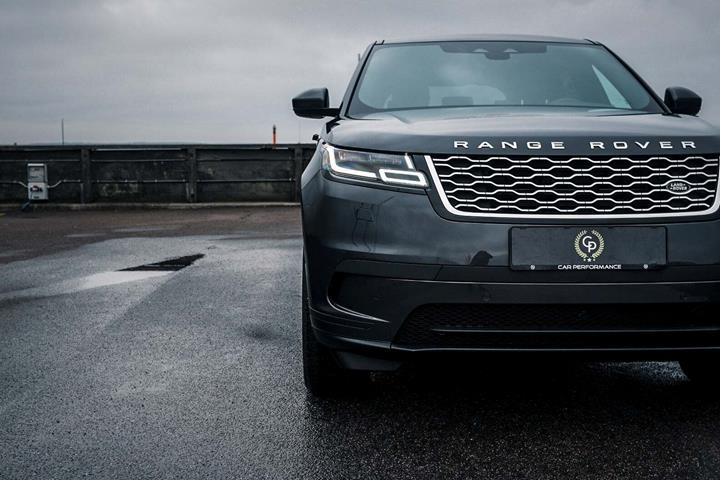Grå Land Rover Range Rover Velar fra 2022