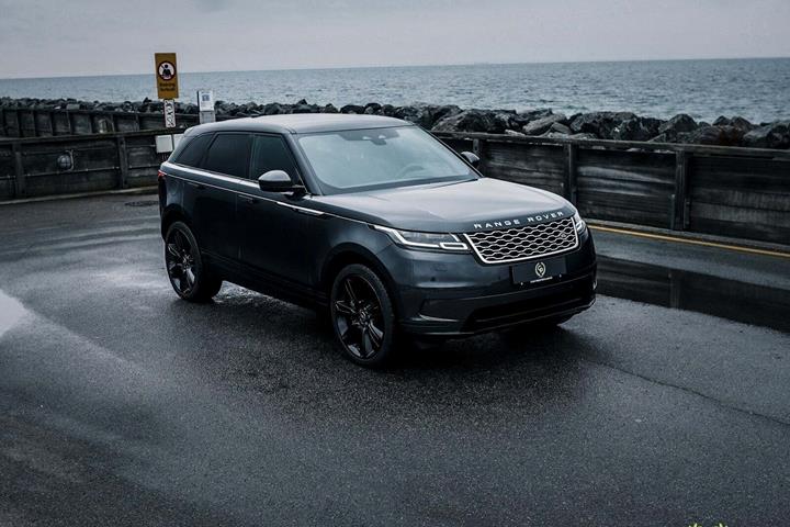 Grå Land Rover Range Rover Velar fra 2022