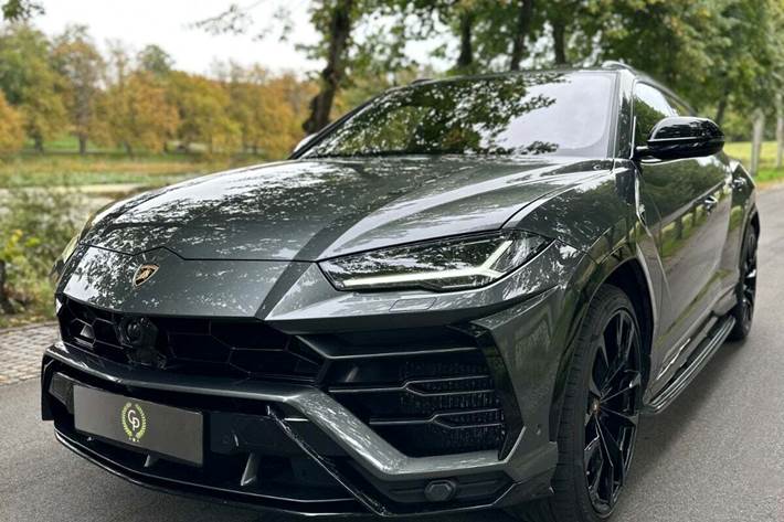 Grå Lamborghini Urus fra 2019 set udefra