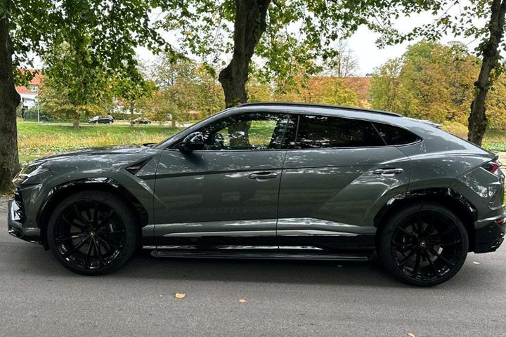 Grå Lamborghini Urus fra 2019