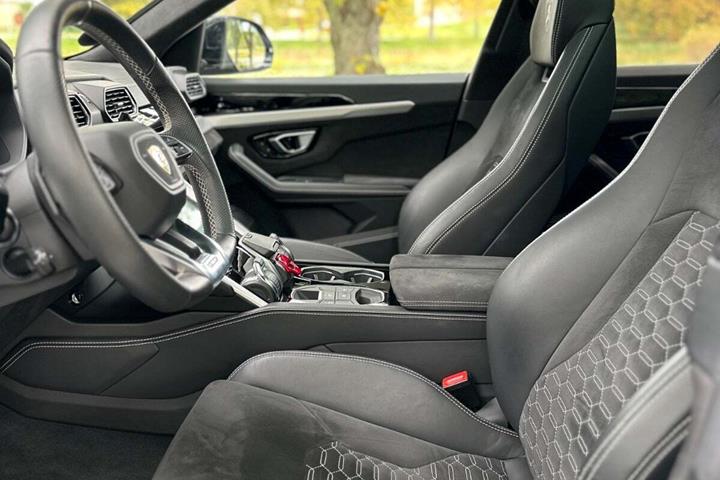 Grå Lamborghini Urus fra 2019
