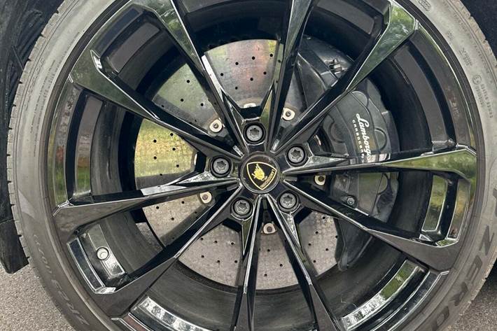 Grå Lamborghini Urus fra 2019