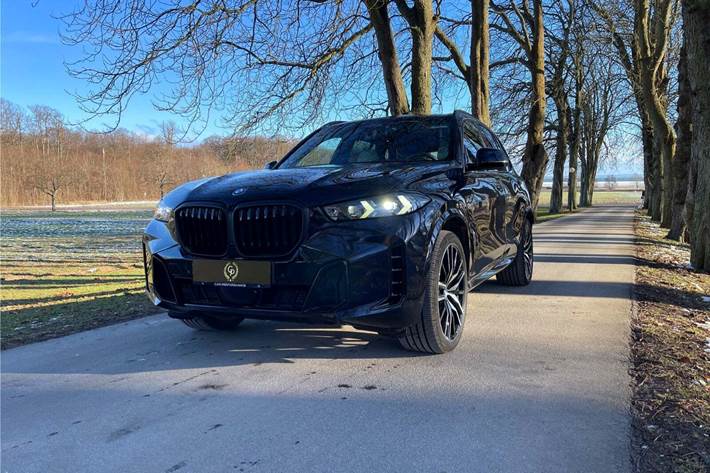 Sort BMW X5 fra 2025 set udefra