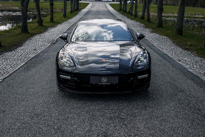 Sort Porsche Panamera Turbo S fra 2018 set udefra